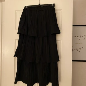 Svart volangkjol - En superfin svart volangkjol som jag köpte i Thailand, jättebra skick! Skulle säga att den är storlek xs/s❤️☀️säljer för 70kr+ frakt❤️skriv vid frågor! 