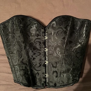 Svart korsettopp - Jättesnygg svart korsett i storlek M/S. Helt oanvänd! Råkade klicka i att den är såld på min andra annons :( så lägger ut igen. 🥰