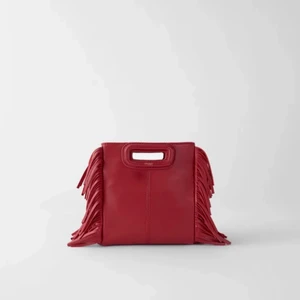 Maje väska - Säljer min jättefina maje väska i den minsta storleken. Köpte den för ett år sedan för 2100kr i majebutiken.💓 Kedja medföljer och materialet är läder. Nästan helt oanvänd och är i bra skick.💓