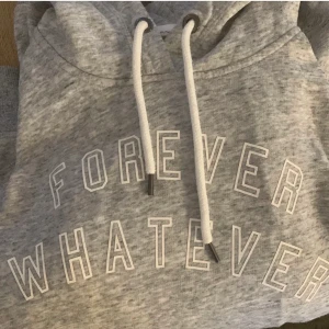 Hoodie storlek XS - Fin Hoodie i storlek XS. Säljes för 50kr + frakt.🤍  TOTALPRIS: 129kr 💕💕