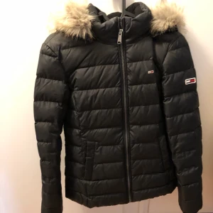 Vinterjacka från Tommy Jeans - Svart. Strl S. Endast använd ett fåtal gånger, nyskick. 