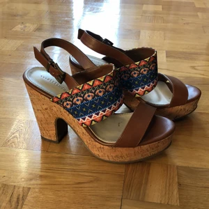 …attitude skor. Storlek 37 - Sköna klackskor med snyggt mönster över foten. Ca 10 cm hög klack med kanske 3 cm ”platå” vid tårna. Väldigt sköna men bara använda ett par gånger. Stått i garderoben länge. Använder dem så sällan då jag blir så lång och trivs inte med det riktigt. 