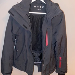 Skidjacka - Säljer denna fina skidjacka från wyte. Väldigt skön och bra passform. Nyskick, endast använd en vecka. Storlek S. Nypris ca 1000 kr, säljer den för 250 kr + ev frakt. Om fler är intresserade blir det budgivning.