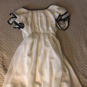 Vit kort klänning - Vit/svart klänning, jätte mjuk, inga fläck eller hål, typ aldrig blivit använd.