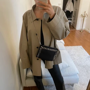 Väska Zara - Halloj! Säljer min skitsnygga väska med silverdetaljer från zara, köpt i somras! Den är använd väldigt sparsamt, nästintill nyskick😍 Rymmer allt det nödvändiga och har en ficka med dragkedja i! Skriv ett meddelande om du är intresserad. Högsta bud: 230