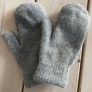 Gråa vantar - Så mysiga och sköna, aldeig använda 300kr/st finns även i beige 