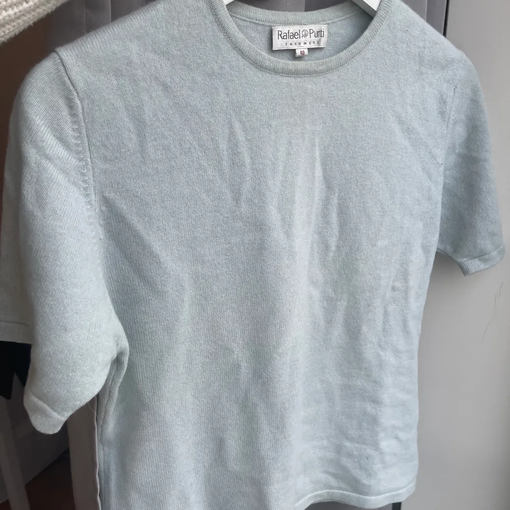 Ljusblå 100 % Cashmere T-shirt, från Rafael Punti. Storlek M/40. Nypris är 2000 kr. Kan mötas i Stockholm annars 50 kr frakt.. Toppar.