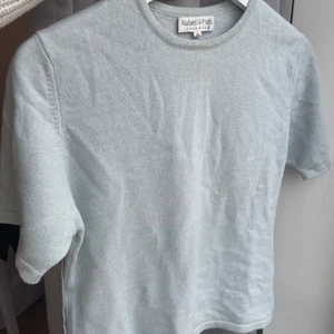 100% Cashmere T-shirt - Ljusblå 100 % Cashmere T-shirt, från Rafael Punti. Storlek M/40. Nypris är 2000 kr. Kan mötas i Stockholm annars 50 kr frakt.