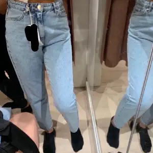 Högmidjade mom jeans, använt några få gånger💓 Jag är 1,72 cm lång, skriv privat om du är intresserad och så kan vi diskutera priset 💓 de är köpta får 599 kr och säljs nu för 150kr