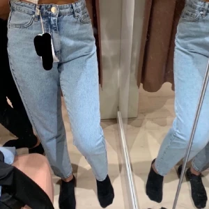 Gina trickot  - Högmidjade mom jeans, använt några få gånger💓 Jag är 1,72 cm lång, skriv privat om du är intresserad och så kan vi diskutera priset 💓 de är köpta får 599 kr och säljs nu för 150kr
