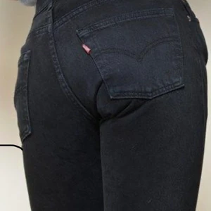 Levis straight leg jeans - Supertrendiga och snygga levisjeans jag tidigare köpt här på plick men som inte passade😎               Passform: Straight/loose😎.                                        När jag fick hem byxorna hade dom två vita fläckar på benet som inte gick bort (säljaren hade inte nämnt detta) så fixade det med svart textilfärg, därav är lappen lite missfärgad😎 Förutom det så är skicket som nytt! 