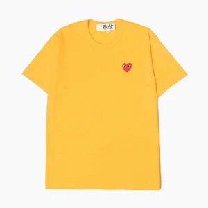 Comme des garcons play  - Fin cdg t-shirt i storlek M den är lite liten på mig jag är 183 och brukar ha M/L 