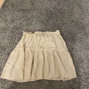 En söt kjol från shein som aldrig kommit till användning i storlek M 