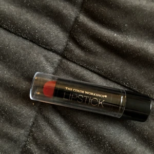 Läppstift  - Rött läppstift från ”the color workshop”! Helt ny och oanvänd!