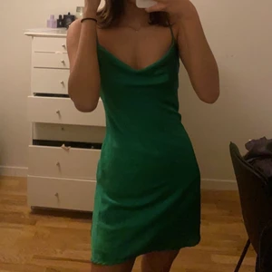 Satin klänning  - Säljer denna jätte fina gröna klänning i satin! I storlek 34. Andvänd endast en gång, säljer den då den tyvär inte  kommer till nån andvändning 