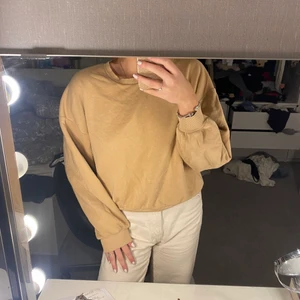 Beige sweatshirt från Gina Tricot - en vanlig mysig sweatshirt från Gina i strl S. Nypris 350kr, säljer för 100kr.