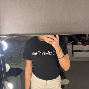 Calvin Klein t-shirt i strl S - En skön tröja med fin passform. Nypris 600kr, säljer för 100kr