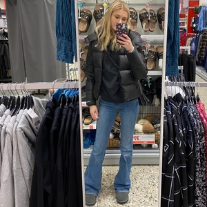 Calvin klein SHNIY Jacka - Säljer min helt nya Calvin Klein jacka som jag använt väldigt lite, köptes för ca 1 månad sedan och har tyvärr inte kommit så mycket till användning. Super snygg, varm och bekväm. Likar den trendig Bikbok jackan i modellen. Jag köpte den för 1900kr 💞 Sitter bra på mig som är 170. Hör av er vid intresse eller frågor! Fler bilder går att få också! 💞