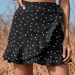 Volang kjol med hjärtan  - Säljer världens finaste kjol! Om ni vill ha egna bilder så kontakta då! Den är använd några gånger men det finns inga tecken som helst på det! Den är sjysterbar i midjan så man kan göra så den passar just en själv vilket jag ÄLSKAR!🥰Köpte för 100 men säljer nu för 39 MEN det flesta på min sida SÄLJS UNDER 30 KRONOR! Så kolla in den!❤️💗🥰🥳🎀😚