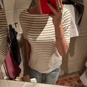 Randig tröja - Säljer denna tröja med guldglittriga ränder på, från Ralph Lauren💘💘 Storlek S