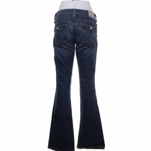 True religion jeans nyskick - Så så fina true religion jeans, älskar dessa men tyvärr har jag gått ner i vikt och de var för stora. Midjemåttet är 82cm W28. Bootcut. Köpta för 850kr och hade definitivt varit värt det om de passade mig men tyvärr. Ska använda pengarna för att köpa nya i rätt storlek.