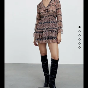 Zara klänning - Jätte fin klänning från zara, säljer pga råkade beställa 2. Prislappen sitter kvar och den är aldrig testad!❤️ budgivning vid fler intresserade, köparen står för frakten! Om du har lagt är bud är budget lagt!❤️