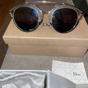 Dior ”so real” solglasögon - För dig som kanske ska du och resa nu innan sommaren slår till i Sverige så säljer jag dessa glajorna! Dom är använda under sommaren och inget mer. Båda boxarna samt duk och skydd finns till!