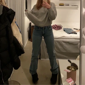 Jättesnygga jeans från zara💞💞 - Ett par jättesnygga jeans från zara i strlk 38, passar även 36 och kanske 34. Jeansen är lite lågmidjade och i en mörkare jeansfärg😍 säljer pga att jag råka köpa två par likadana. Jag kan inte hitta jeansen på hemsidan längre så tror dom är slutsålda❤️