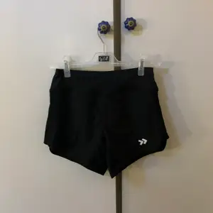 ett par tränings shorts från lager 157. använda knappt en gång☺️har band innanför så man kan bra åt dom runt midjan. det är dubbelt lager❤️