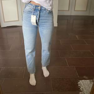 Raka blåa jeans från Zara🥰 Helt oanvända & höga i midjan💜 Köpta från 359kr i storlek 34