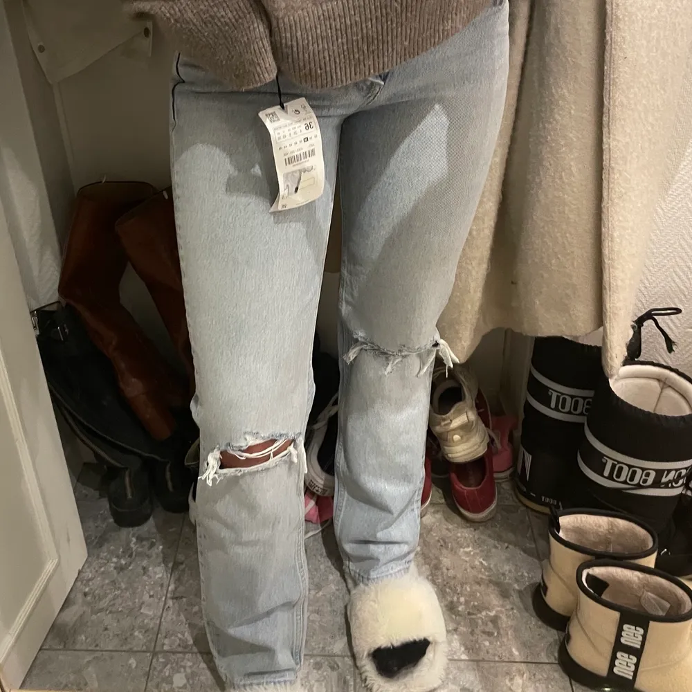 Säljer dessa oanvända zara jeans. Rak modell med hål på knäna. . Jeans & Byxor.