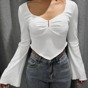 Vit top - (Första bilden är inte min!!) jätte fin vit tröja, säljer då jag råkade köpa två :) Den ligger i påsen den kom i och har aldrig blivit öppnad eller testad! Verkligen älskar den här, hade den på nyår <3