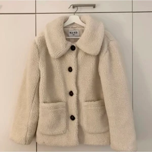 Jacka vit  - Lånade bilder. Mjuk vit jacka från NA KD som aldrig kom till användning. Väldigt bra skick. Kontakta mig privat för fler bilder🥰 Priset kan diskuteras!