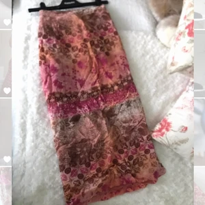 Supersöt lång mönstrad kjol - Världens mysigaste vintage lång kjol med supersnyggt mönster!!!❤️❤️💗 den är i storlek M men jag har själv sytt in den så den passar mig som bär xs🥰 den har en  dragkedja så den är väldigt lätt att anpassa!!