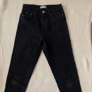 Svarta jeans från Gina tricot i storlek 34. Säljes då de tyvärr är för små för mig. 