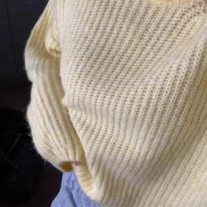 Gul stickad tröja - Jätteskön stickad tröja från Gina. Säljer då jag aldrig använt den. Prislappen sitter kvar. 
