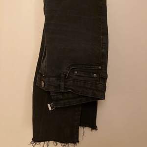 Svarta lågmidjade bootcut jeans som inte används längre💜