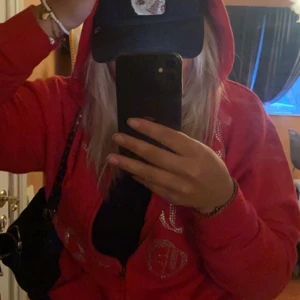 One Of One zipup - Intresse koll på min fina zipup från One Of One. Jättefin rödfärg i strl M. Bild nummer 2 ser man hur färgen är❤️‍🔥 Vid bra bud kan jag tänka mig sälja 