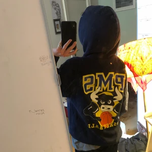 PMS basketball hoodie - Tung unik hoodie💥size 14-15, passar M och nedåt. Jätte bekväm men sällan använd, så i superbra skick! (Inte nopprig alls :D )                                                Varm och mysig insida! 