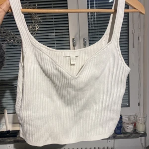 Topp från hm - Super duper fin topp från hm som går ner till naveln! Knappt använd💓