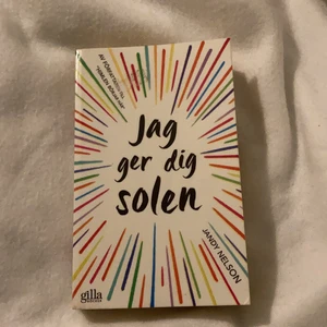 Bok (jag ger dig solen) - Boken är lite sliten, då jag fått den. Det ända man kan se är ett klistermärke typ av fläck, då jag inte kunnat ta bort den. Annars är boken i ett ganska bra skick. 