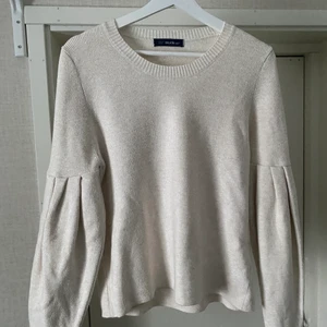 Chiquelle stickad tröja  - Fin stickad tröja med snygga ärmar. Fint skick i storlek S. 