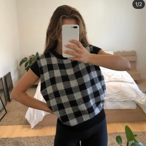 Rutig stickad väst - Rutig stickad väst från det dansa märket DesignSi, bra skick!