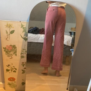 Rosa manchesterbyxor  - Rosa manchesterbyxor - strolek 34 - från monki - bruna detaljknappar