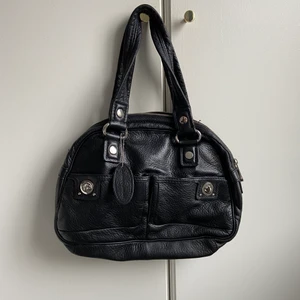 Väska  - Säljer denna skit balla väskan som är köpt second hand. Kom inte ihåg priset på den. Man får rum med jättemycket i och har inga repor eller något sen innan. Inte vad jag har sett. 