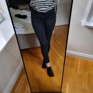 Simpla svarta skinny jeans som passar till alla outfits från Monki. Modell 