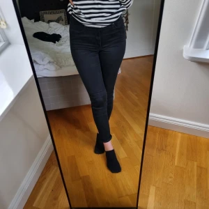 Simpla skinny jeans  - Simpla svarta skinny jeans som passar till alla outfits från Monki. Modell "slim mod waist".  (Tröjan säljs också på min sida). Tveka inte att komma privat för ytterligare frågor:)