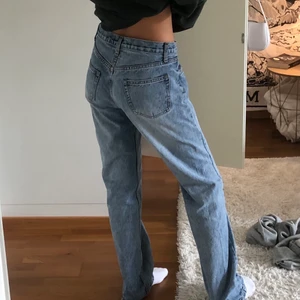 Brandy melville jeans - Brandy melville ”addison” midwaist jeans för endast 225kr😊 De är använda, men har inga defekter och är i fint skick💕💕Dm för frågor och intresse!!
