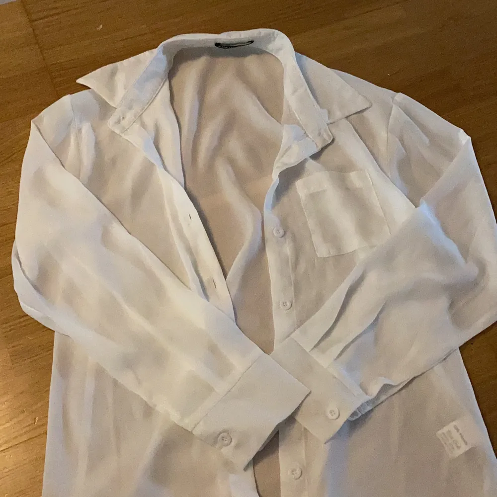 En vit skjorta med silkes material och lite genomskinlig, aldrig använt. Skjortor.