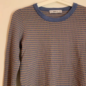 Tröja från zara knit - Blå-brun-prickig tröja från Zara. 